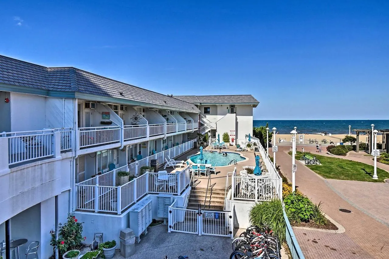 Oceanfront Resort Studio On Virginia Beach! Apartment